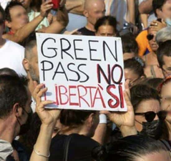 No Green Pass. Migliaia di manifestanti in piazza contro la dittatura sanitaria