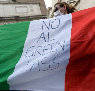 No green pass Roma. Migliaia di manifestanti contro la decisione del governo