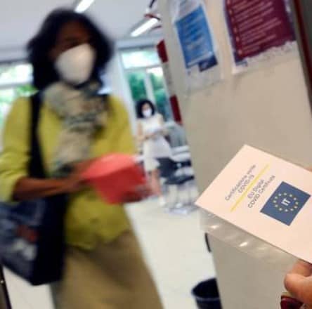 Tamponato senza GreenPass. Lite tra preside e prof: arrivano i carabinieri a scuola e il prof entra