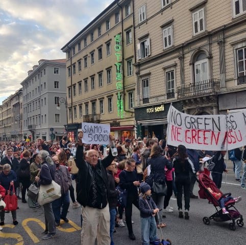 Trieste lavoratori contro Greenpass. Con loro artisti, intellettuali, medici pronti a fermare il regime
