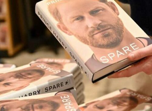 Spare 400mila copie vendute in un giorno: la biografia di Harry per 40 milioni di dollari fa tremare la Casa Reale Windsor