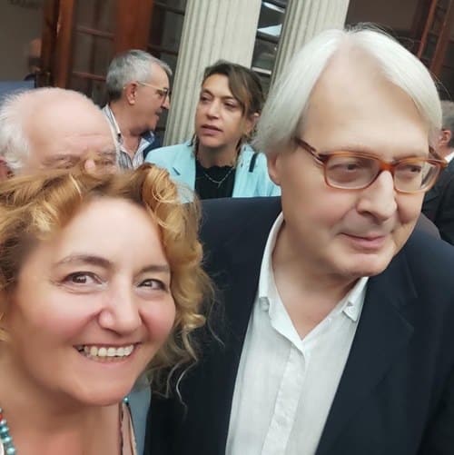 Vittorio Sgarbi il fuoriclasse atteso ore e ore dai fan della città abruzzese. Sono persone di cultura i suoi ammiratori e le sue ammiratrici, incantati da un vasto Sapere in una cornice che rifugge le etichette sociali. Tra un “vaffa…” e un riferimento alto di Letteratura, di Poesia, di Storia, di Arte, il ferrarese ha dialogato con leggiadria con gli artisti del 50esimo Premio Sulmona e con i curiosi accorsi per lui